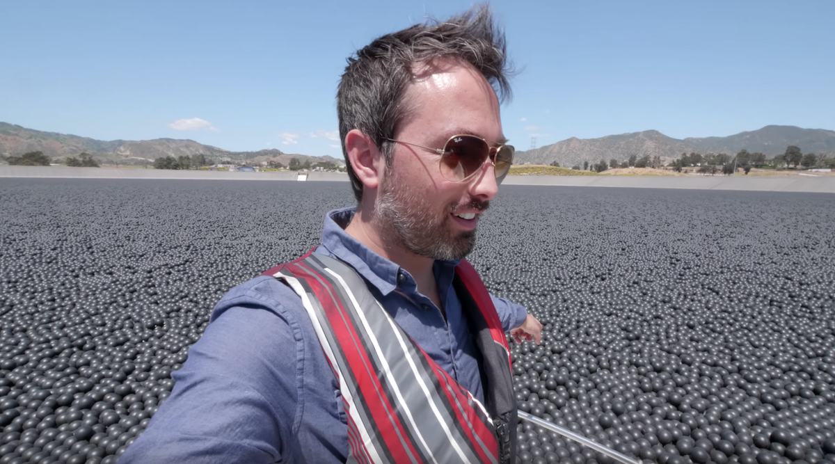 Показывает, как собрать 33 млн просмотров с помощью научных видео.