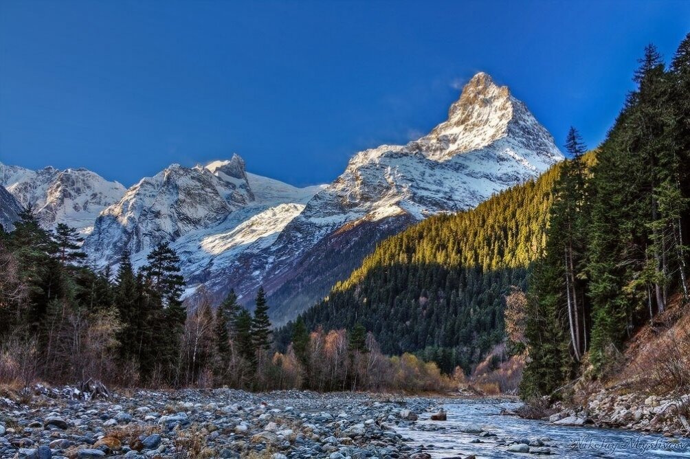 Гора белалакая Домбай фото