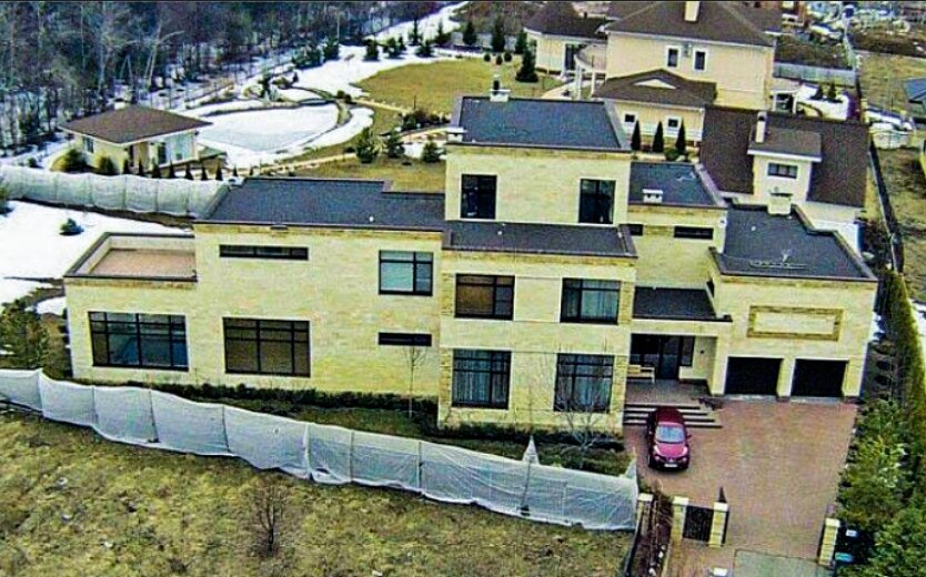 Фото коттеджа с передней стороны