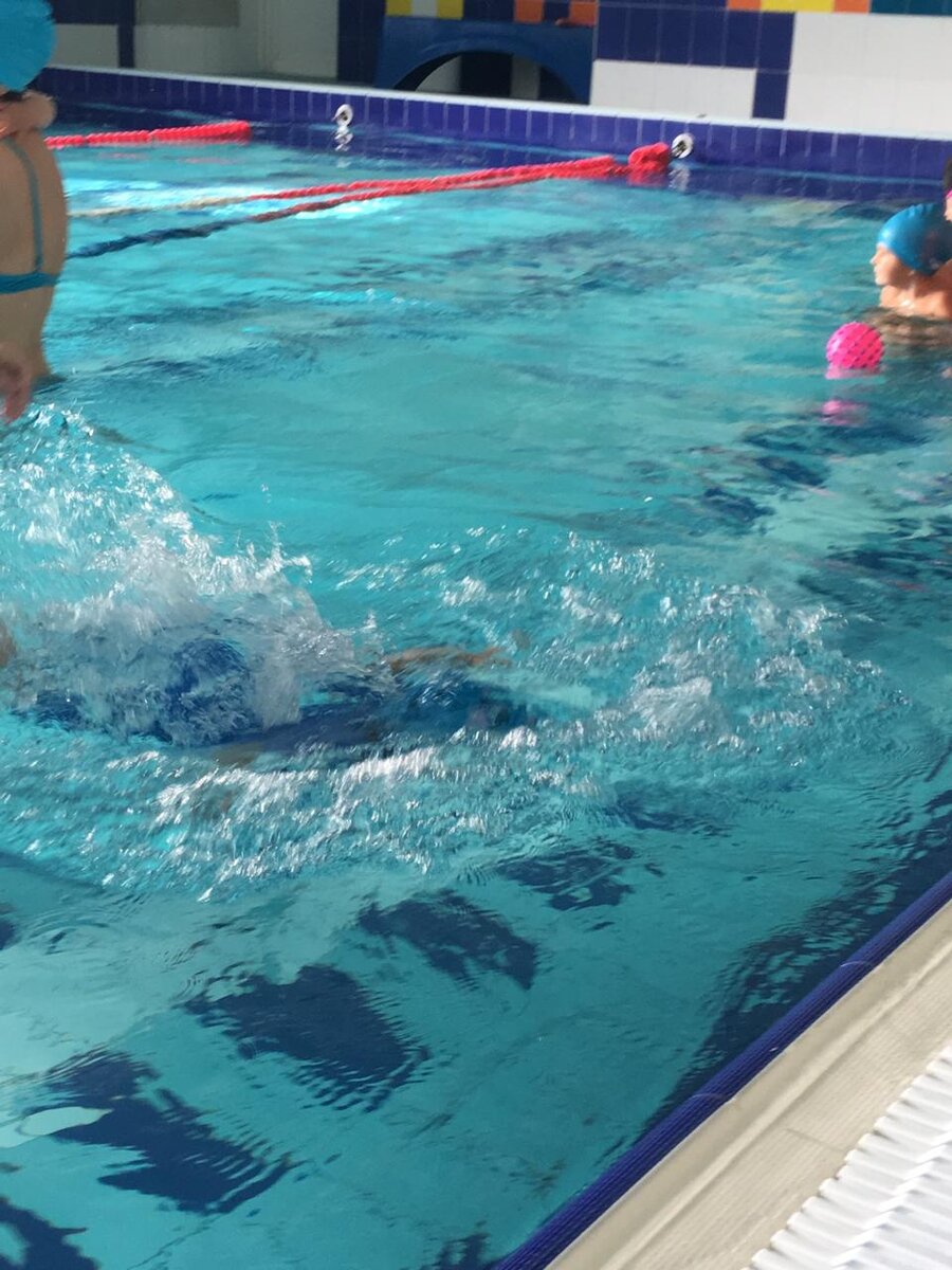 На занятии плаванием. Фото автора Дзен канала Мама в бигуди https://zen.yandex.ru/rastimdetej