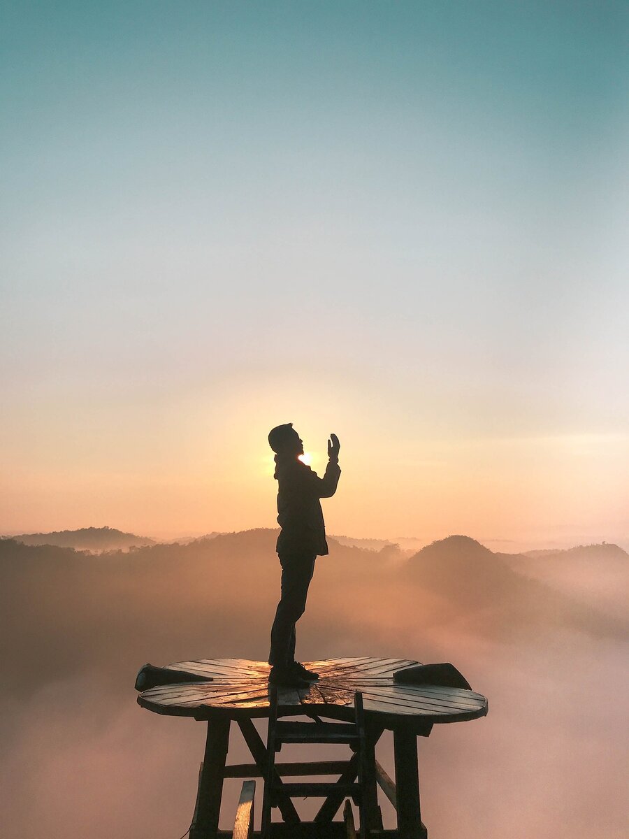 https://pixabay.com/photos/sunset-yogyakarta-sunrise-potrait-4509879/