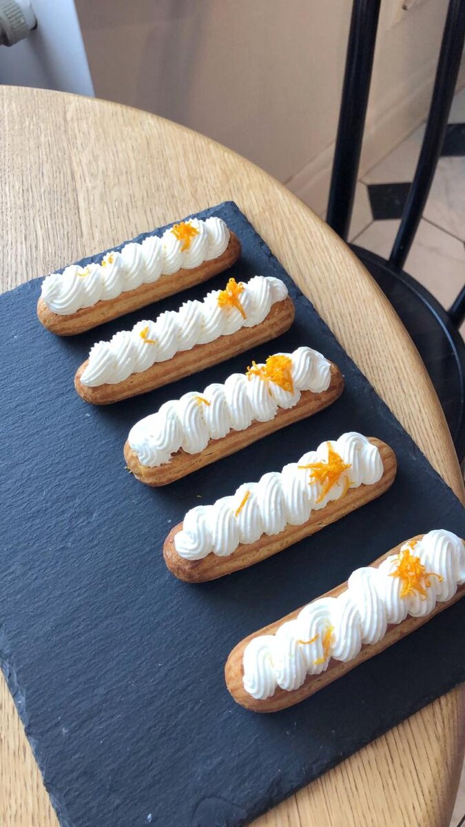 Эклер с мандарином и кремом шантильи