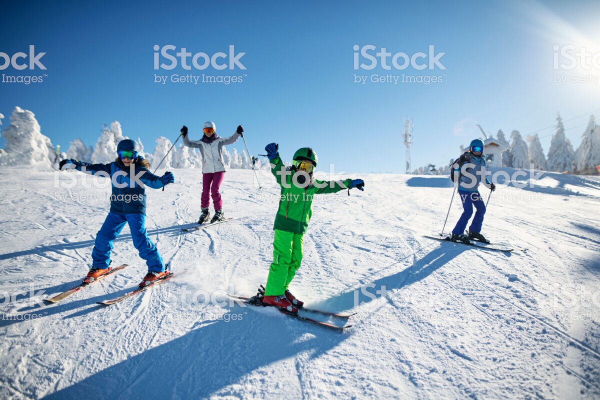 https://www.istockphoto.com/ru/%D1%84%D0%BE%D1%82%D0%BE/family-having-fun-skiing-together-on-winter-day-gm1125452768-295870265