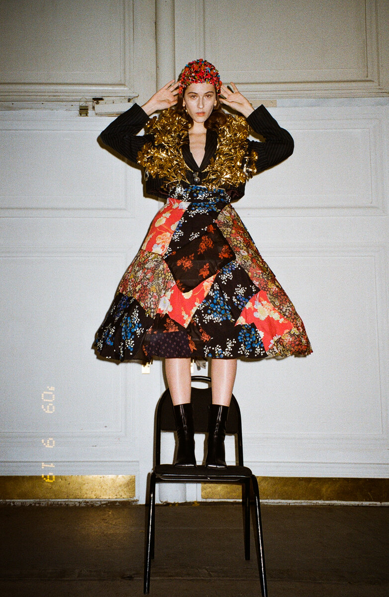 Фотограф и выпускница Британки Саша Лазарева заглянула на бэкстейдж показа и сделала красочные снимки на пленку. У моделей был очень красивый макияж с сияющей кожей и кристаллами на лице.