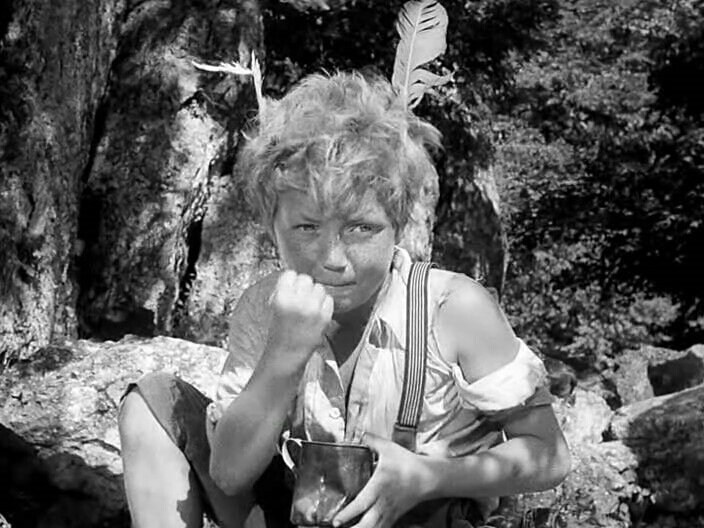 Примерно так представляется "маленький мальчик" из садюшек. Кадр из фильма "Деловые люди" (новелла "Вождь краснокожих"), 1963 г. Из свободного доступа в интернете