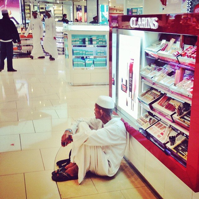 Прогулками по duty free чаще заполняют свободное время перед вылетом. Фото @who_is_rado