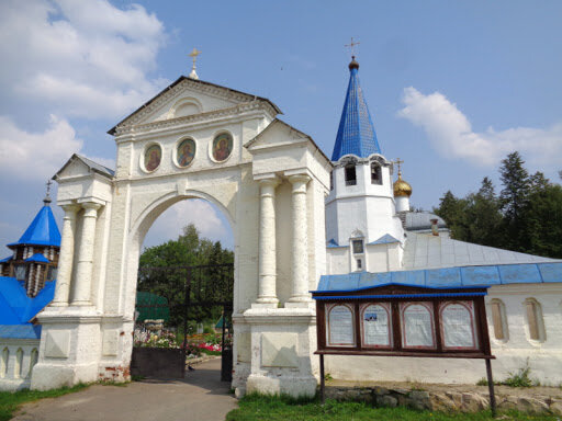 Сохранилась ограда XIX в.
