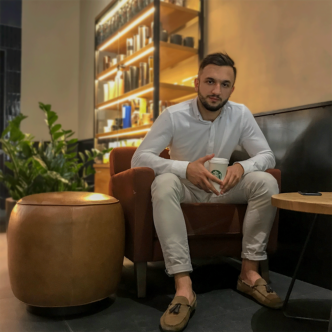 Речь пойдет о воде и напитках, есть ли между ними разница для тела и польза для похудения☕

Любая жидкость, попадая в желудочно-кишечный тракт(ЖКТ), всасывается частично в желудке и в бОльшей мере в кишечнике. 
ЖКТ отделит вещества, содержащиеся в напитке, от молекулы Н2О, которая станет частью организма, проникнув в клетки и межклеточное пространство. 

Организм не понимает, что такое чай, кофе или чистая вода с точки зрения молекулы Н2О. 
Даже чистая вода в организме отделяется от ионов. И тем более, сахаросодержащие и другие жидкости. Экстракты и питательные вещества в напитках будут усваиваться нашим организмом в одном режиме, а молекулы воды – в другом. 

Давиться водой – бессмысленно. Если хочется пить другую жидкость, то пейте, главное – соблюдайте 30-35 мл на кг веса тела. 
Достоверный маркер потребности в жидкости – банальная жажда. Говорят, что жажда – это чрезмерное обезвоживание, поэтому вода должна быть под рукой, и пить ее надо не по желанию, а сознательно. 

Скажу по секрету: людям, которым трудно набрать вес, пить сладкие напитки – спасение🤫

Помогает ли жидкость худеть?

Вода – катализатор биохимических процессов, в том числе катаболических(похудение) и анаболических(сброс веса). Но это не значит, что чем больше пьем жидкости, тем быстрее худеем. 
Это значит – пейте рекомендованную норму.

С помощью воды похудеете в том случае, если будете ей заменять еду. Но это абсурд. Так и до анорексии недалеко. 

А вот кофеин поможет, так как он стимулирует надпочечники и усиливает секрецию жиросжигающих гормонов. 
📌лайфхак для максимизации эффективности кофеина: утром выпить кофе без сахара и молока, на голодный желудок, и на тренировку.

Ещё говорят о "мочегонном эффекте" чая и кофе. Допустим. Но это же не значит, что после 200 мл чая организм теряет 300 мл жидкости. Благодаря экстрактам чая, кофеину и т.д., почки быстрее фильтруют кровь и формируют больше мочи. Говоря удобоваримым языком, этими 200 мл воды из чая вы быстрее помочитесь, чем после принятия на грудь 200 мл чистой воды. 

Поэтому пейте с удовольствием! 
Можно и алкоголь... об этом позже 😏

Я пью преимущественно чай. А вы? Пишите в комментах.