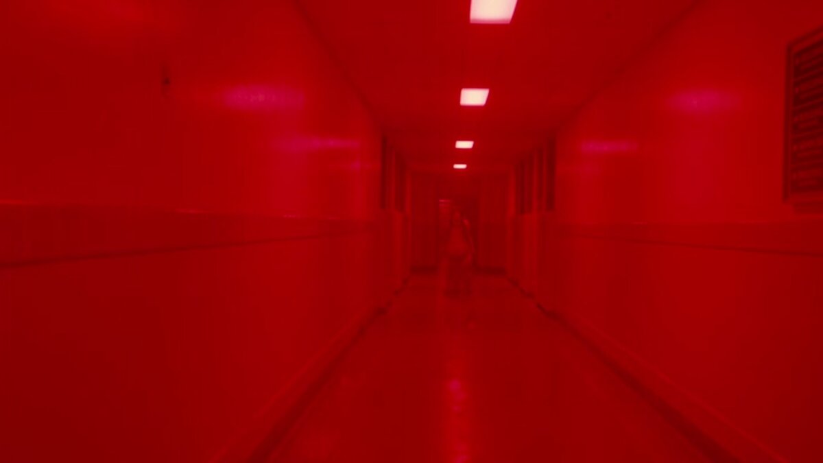 Сцена в психбольнице, только не спрашивайте меня кто это, я специально дал такой скриншот. Поверьте, то что движется к главному герою - очень страшное