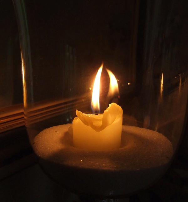 https://cdn.pixabay.com/photo/2015/11/19/20/52/candle-1051963_960_720.jpg