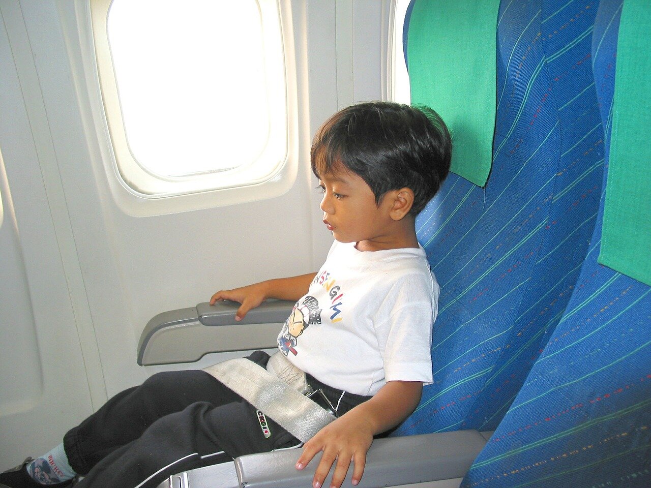 Почему маленьким детям запрещено сидеть рядом в самолете