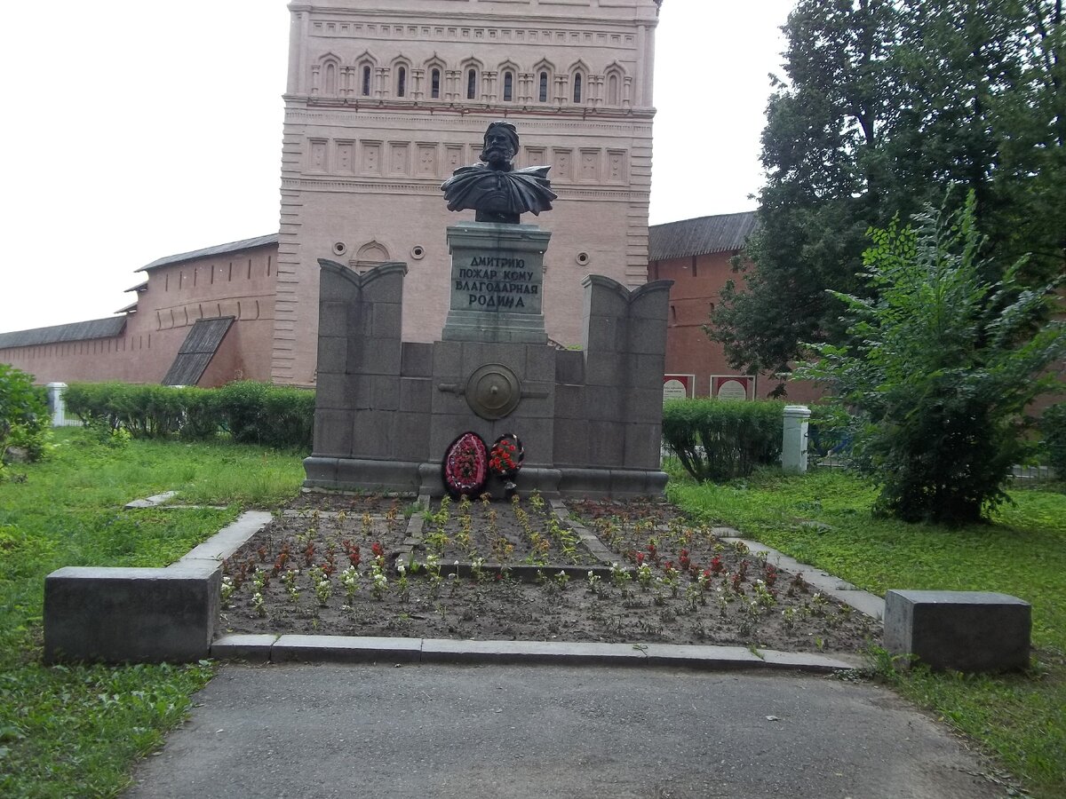 Памятник Дмитрию Пожарскому перед Спасо-Евфимиевым монастырём