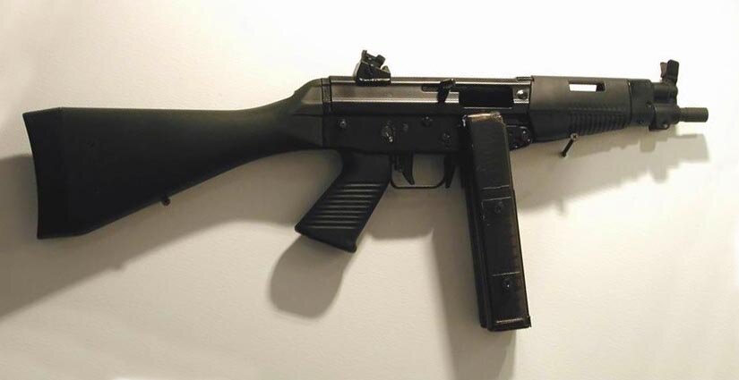 Пистолет-пулемёт FAMAE SAF с нескладным пластиковым прикладом и двумя скрепленными магазинами