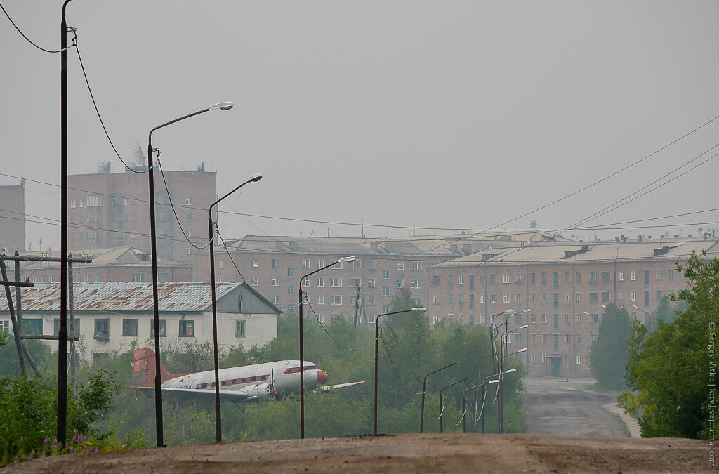  
По нынешним временам Игарка явно не в почете. Увы. Население после распада СССР сократилось почти в пять раз, где-то с двадцати тысяч человек до четырех с половиной...
