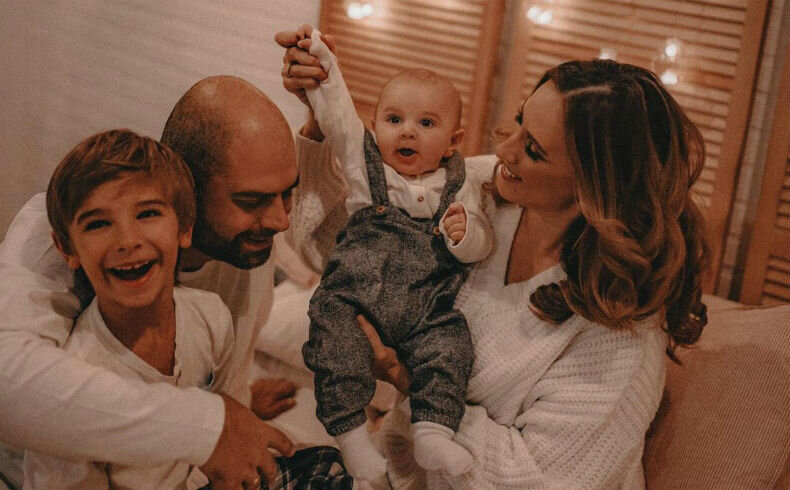 Илья и Оля Гажиенко с сыновьями
​Фото: Ирина Шмелёва, «Инстаграм»