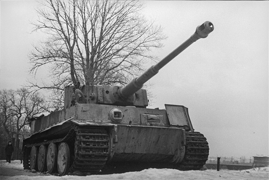 Немецкие танки времен великой отечественной. Танк тигр 1943. Танк тигр 1943 год. Немецкий танк тигр в 1943. Немецкий танк 1943 года.
