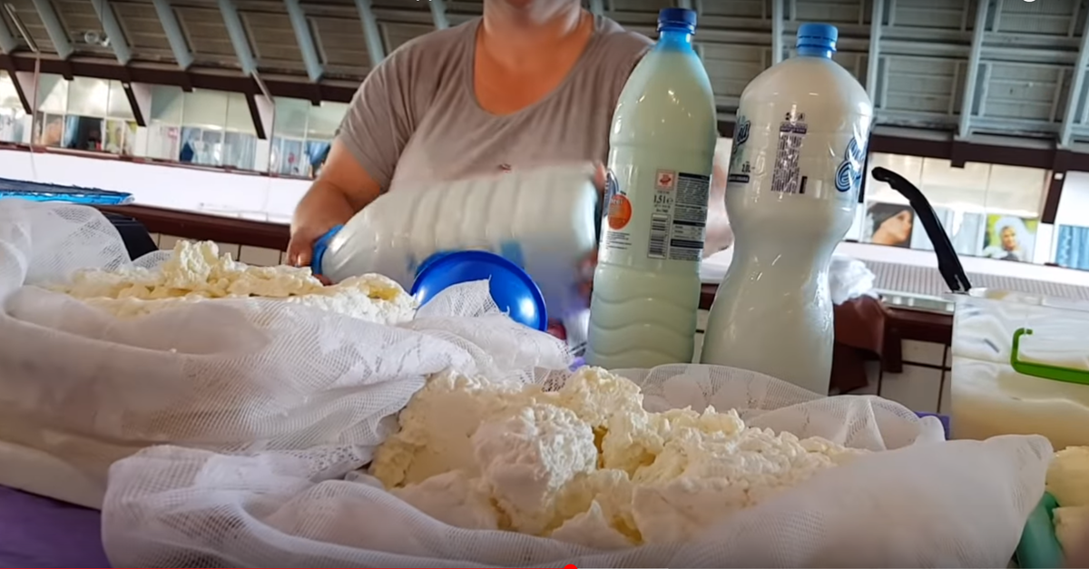 Домашний творог, молоко в бутылках из-под газировки, сливки и домашняя сметана в ведерках