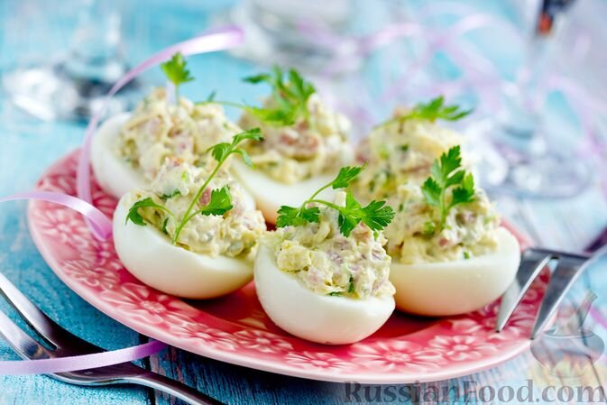 яйца, ветчина, сыр твёрдый, лук зелёный, майонез, соль, перец чёрный молотый, зелень петрушки