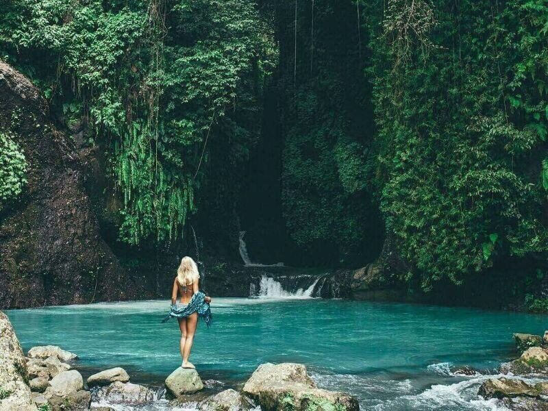 💥Визовые правила  Российским туристам для отдыха на Бали по прибытии прямо в аэропорту можно получить бесплатный безвизовый штамп или полноценную визу. Оба выдаются на срок 30 дней и при условии, что паспорт действует ещё минимум 6 месяцев с момента въезда в страну. Продлить пребывание на острове ещё на 30 дней можно один раз и только при наличии визы (а не бесплатного штампа!), делается это в местном иммиграционном офисе. Для более долгой зимовки на Бали придётся выехать в одну из соседних стран (Сингапур, Вьетнам или Куала-Лумпур) и вернуться обратно, получив новый безвизовый штамп или визу на 30 дней, после чего визу можно снова продлить ещё на месяц. Вариант остаться на острове до полугода – социальная виза, которую оформляют на 2 месяца в любом консульстве Индонезии, после чего её можно ещё 4 раза ежемесячно продлевать на 30 дней уже по месту жительства. Главное условие – наличие приглашающей стороны, которой может стать любой индонезиец, заинтересованный в конкретном туристе, например, арендодатель жилья. 
 
💥Погода на Бали 
На Бали температура воздуха примерно одинакова в течение всего года, а сезонов всего два. «Сухое» время – с мая по октябрь, причём туристический бум приходится на июль-август, когда дует приятный свежий ветер. Ноябрь-апрель – сезон дождей, пик которого наступает в январе-феврале, когда осадки выпадают регулярно, но обычно только по ночам, а в ноябре и апреле может быть почти сухо. 
 
💥Авиабилеты 
Для зимовки на Бали необходимо купить билеты в Денпасар и лучше всего это делать за 52 дня до отправления, а лететь выгоднее с China Southern Airlines, Emirates и Qatar Airways. Сэкономить можно, если запланировать поездку на ноябрь или февраль, а перелёт совершить в понедельник, когда цены на билеты наиболее привлекательные. А вот по пятницам и особенно в декабре, перелёт обойдётся совсем дорого. 
 
💥Жильё 
Индонезию сложно отнести к странам, где можно жить за копейки, однако шансы найти недорогое жильё есть всегда, нужно лишь знать некоторые нюансы. Местные жители советуют, например, сэкономить на наличии стиральной машины (это сильно увеличивает стоимость аренды), которую с успехом заменяют многочисленные недорогие прачечные. Выбор комфортных мест для зимовки на Бали достаточно обширен: Джимбаран и Санур для поклонников хороших пляжей, Букит и Чангу для сёрферов, Убуд для жаждущих уединения, а Керобокан удобно расположен неподалёку от центральных городов острова. 
 
💥Питание 
Питаться в фаст-фудах на Бали можно довольно бюджетно. Основу островного меню составляют блюда из риса или лапши с добавлением овощей – стоит попробовать! Желающие готовить самостоятельно смогут без проблем шопиться в супермаркетах: с ассортиментом продуктов там всё в порядке.