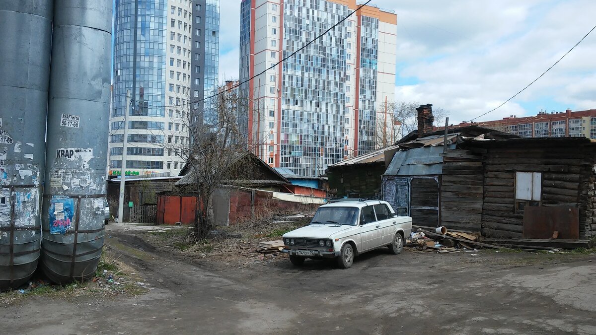 Это в 30 метрах от крупного проспекта