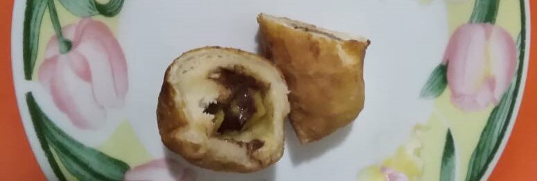 В разрезе пирожок выглядел так, потому что конфета была со светлой начинкой.