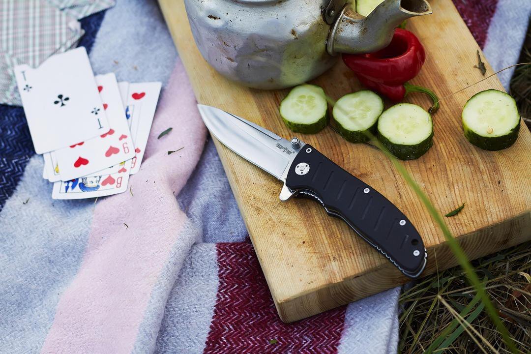 Проверка остроты ножа. Как проверить остроту ножа. Как проверить остроту ножа. Кухонные ножи из дамасской стали. Острота ножа.