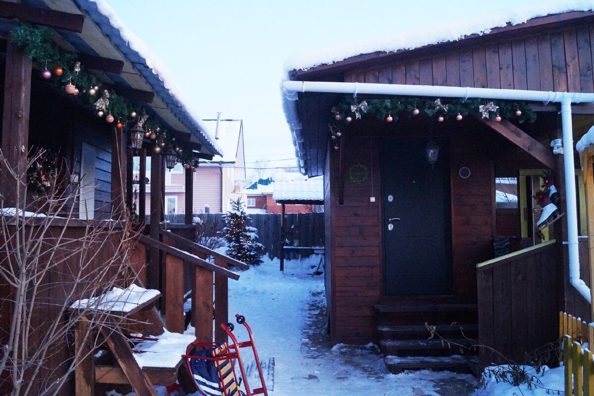 Всегда стараемся украсить дом снаружи, ты только подходишь к дому, а настроение уже улучшается)