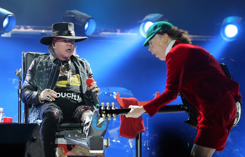 Аксель Роуз удобно устроился на троне в AC/DC/ фото из открытых источников