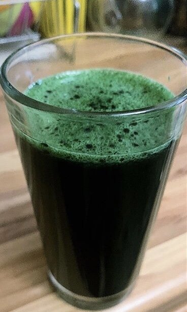 А это уже разведённый в воде порошок спирулины. Фото - Ем полезно