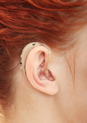 Слуховой аппарат заушного типа.