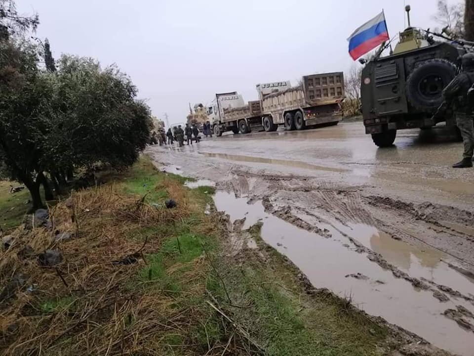 Колонна американских военных заблокирована Российскими военными.