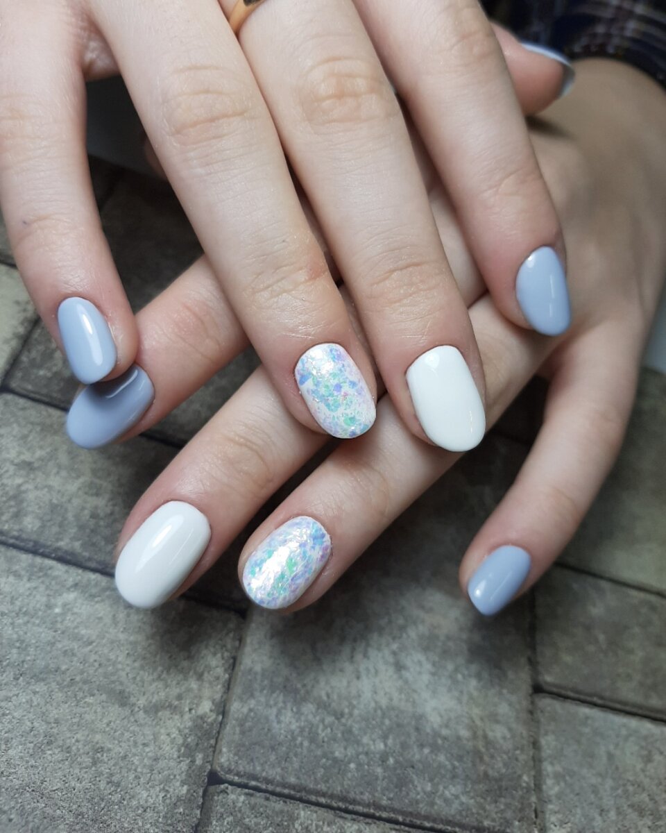 Что делать, чтобы гель лак держался дольше?

▪️Матировать ноготь пилкой 180-220 грит, избавляясь от всех отслоек натурального ногтя. Создаём ровную шероховатую поверхность.
▪️Хорошо обезжиривать ноготь, уделяя внимание боковым пазухам и под кутикулой, чтобы не осталось ни одной пылинки❗️
▪️Используем Nail Prep для обезжиривания ногтевой пластины. Избавляемся от лишней влаги.
▪️Наносим Bond Primer на свободный край для прочной сцепки материала. Действует как двухсторонний скотч.
▪️Гель лак наносим тонким слоем. Лучше покрыть в 2-3 тонких слоя, чем в 1 толстый.
▪️Топом перекрываем весь слой гель лака, уделяя особое внимание зоне кутикулы. Запечатываем торец.
▪️Покрытие гель лаком под кутикулу, продлевает срок отрастания ногтевой пластины примерно на неделю❗️
▪️Расскажите клиентам, чего им стоит остерегаться, что бы маникюр оставался красивым надолго. Работая с щелочными средствами гель лак меняет цвет (светлый гель лак темнеет...) все домашние работы лучше выполнять в защитных перчатках...