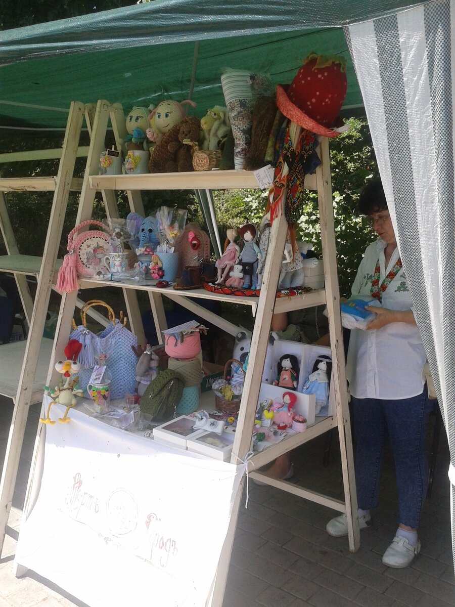 Выставляем изделия ручной работы для продажи на ярмарке.