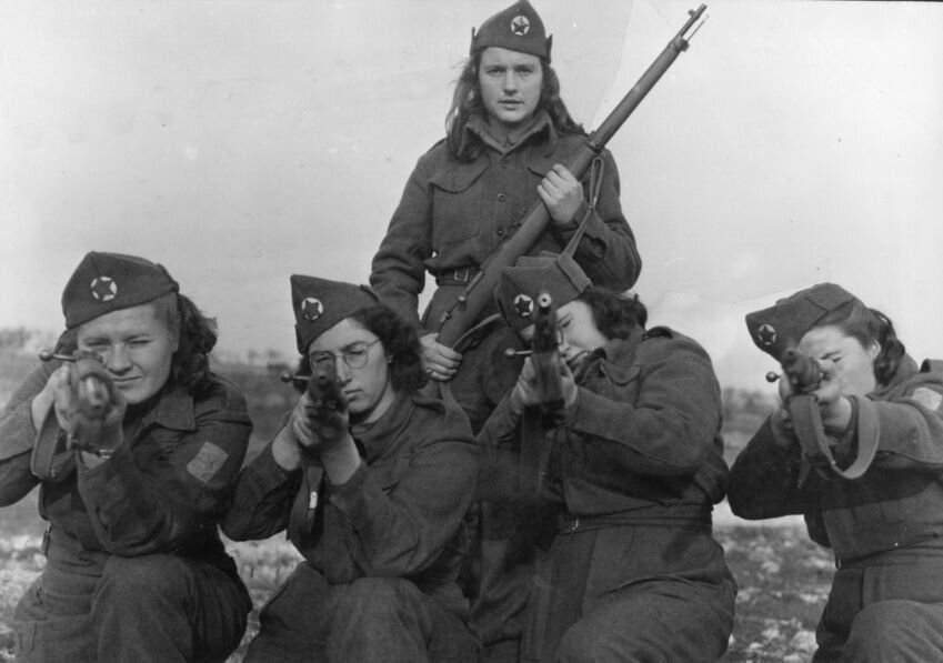 Югославские девушки-партизаны на занятиях по стрелковой подготовке. Октябрь 1943 года