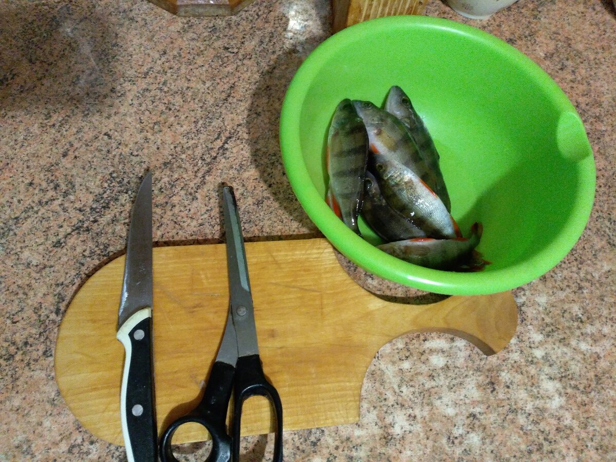 Лайфхак: как быстро почистить окуня