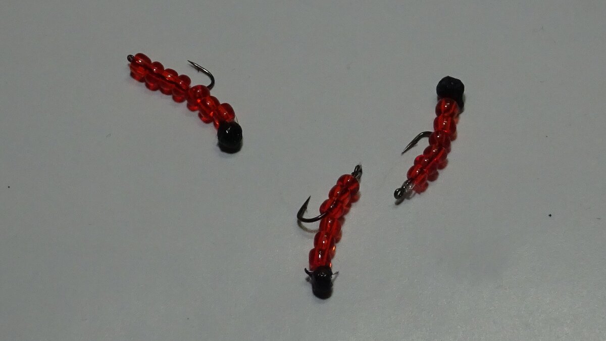 Подвес из бисера, в воде выглядит как настоящий мотыль