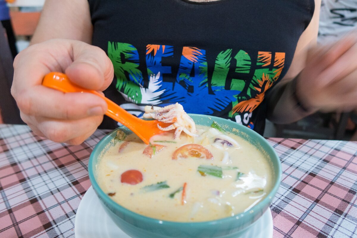 Пробуем тайский суп Том Ям с морепродуктами. С первого раза не распробовали. Делюсь впечатлениями