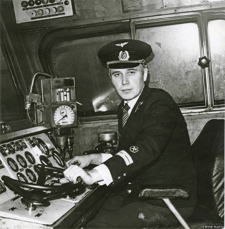 Форма советских железнодорожников. Машинист поезда ссср. Машинист ссср. Железнодорожники ссср. Машинист локомотива ссср.