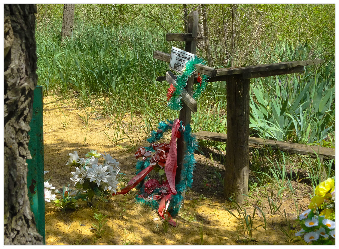 Сразу скажу, кто захоронен в этой могиле на селивановском кладбище, выяснить не удалось. Рядом – могилы 1943 года. Если у кого-то есть информация, прошу поделиться.