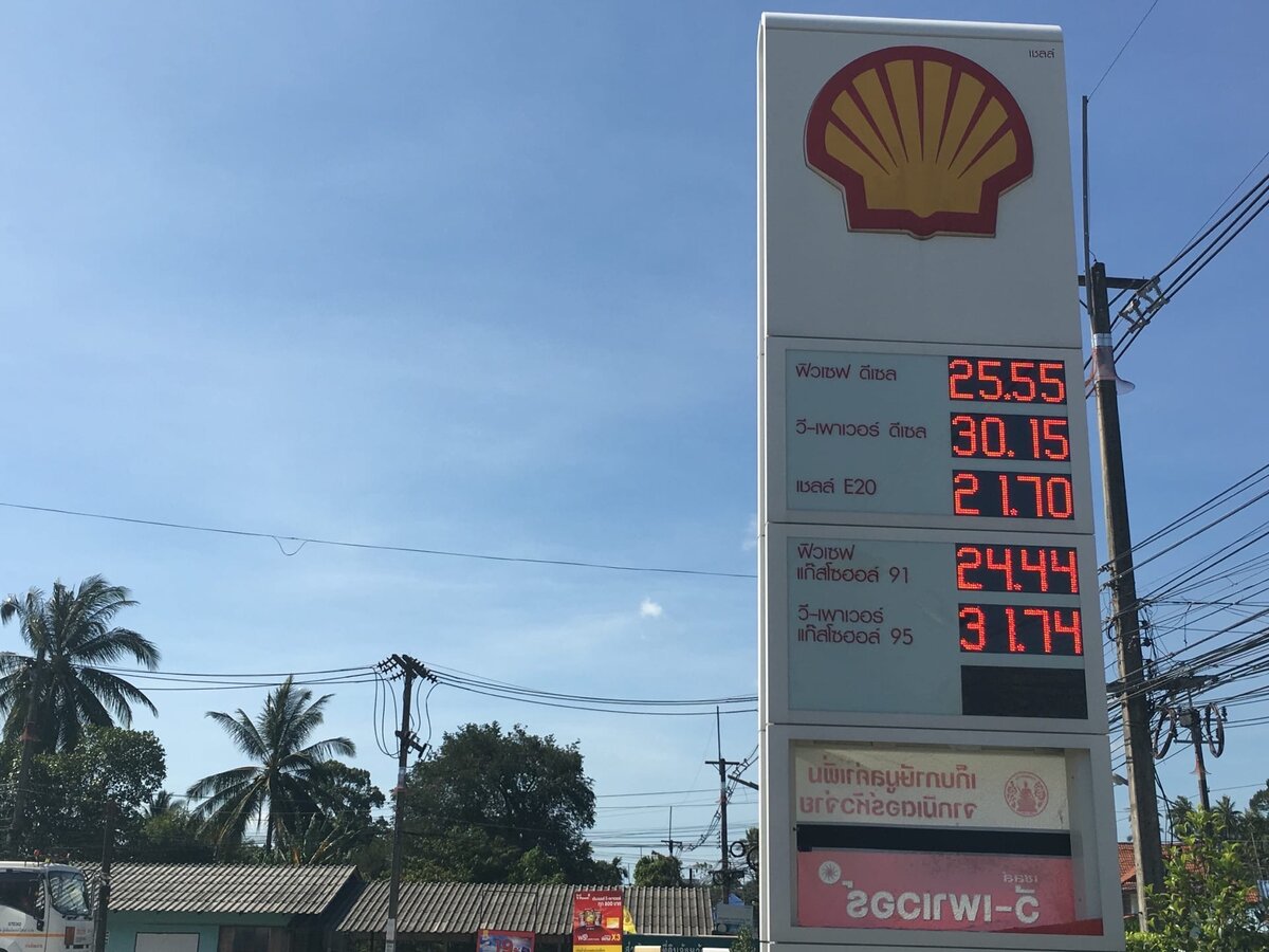 На каждой заправке в Таиланде стоимость бензина одна и та же.