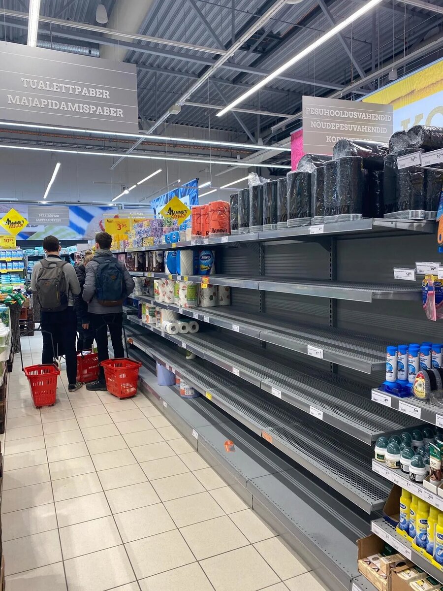 Полки с туалетной бумагой. 