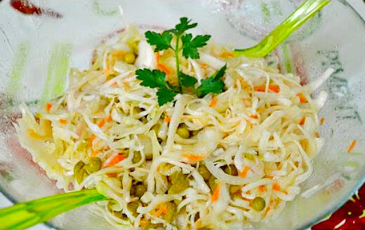 Рецепт приготовления салата за две минуты - салат из квашеной капусты с зеленым горошком. Простой салат из квашеной капусты с луком и зеленым горошком, заправленный растительным маслом.