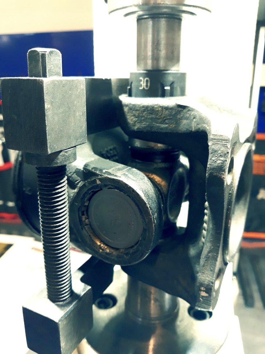 Сборка крестовины на авторском прессе.