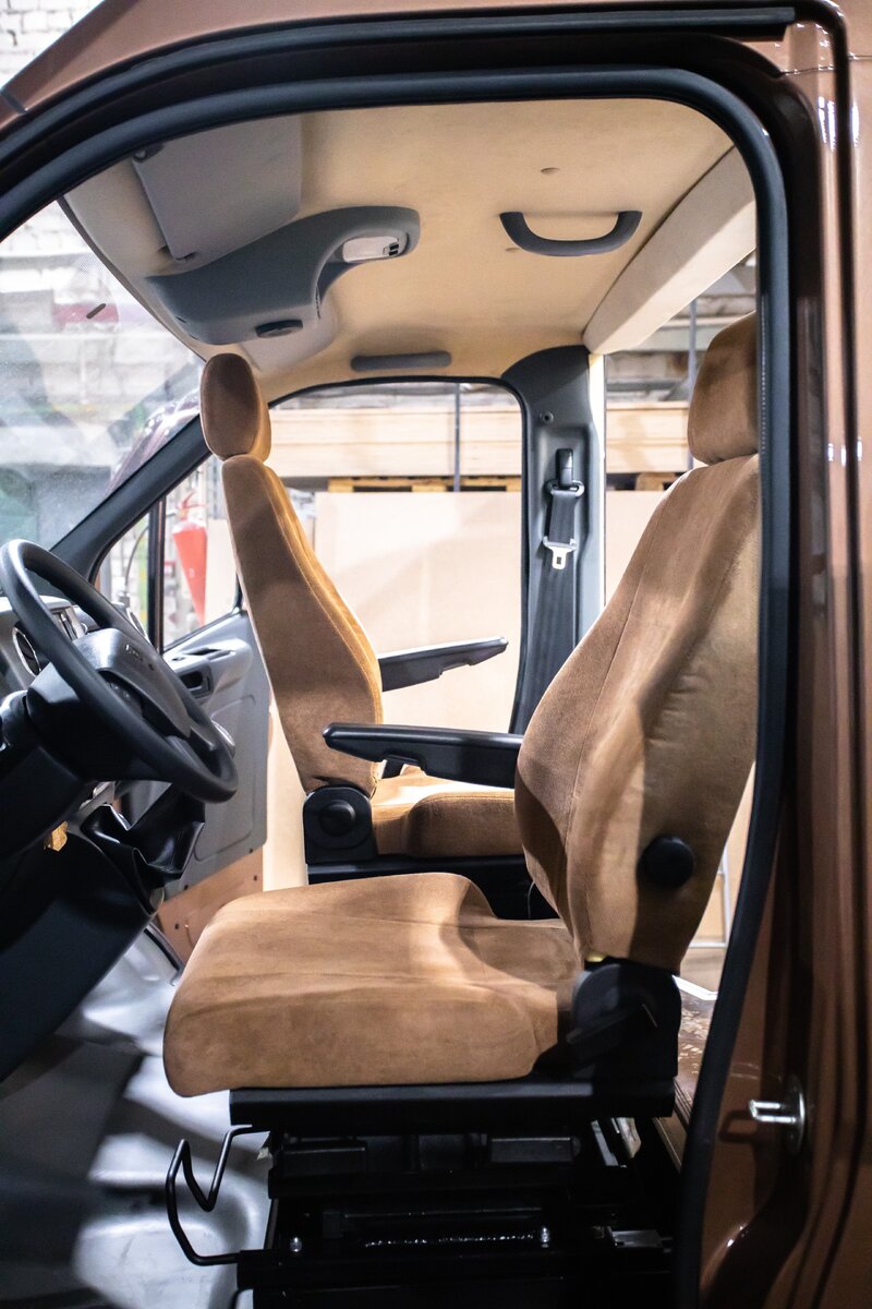 Вид на кабину из водительской двери