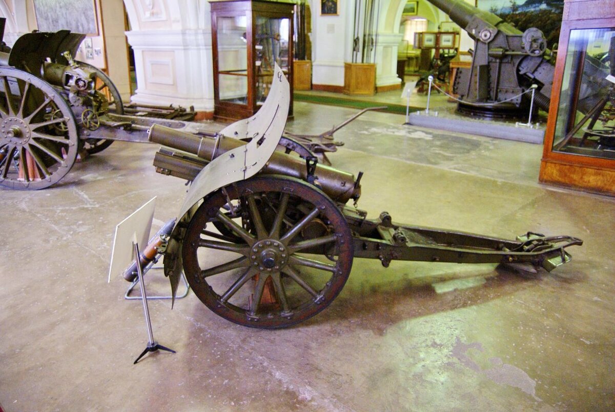 Горно-вьючная трехдюймовка образца 1909 года. Мне, почему-то, кажется, что "отцовская" пушка еще более старая была - потому что она конструкции была какого-то русского инженера, а эта - "Шнайдеровская". Так или иначе, горная пушка всегда короткоствольная, и попадать из неё в цель куда труднее, чем из "полевого" орудия. Фото: aftershock.news