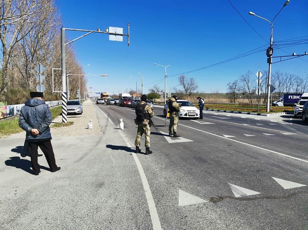 Росгвардия совместно с сотрудниками МВД на посту ( чембурское кольцо ) 