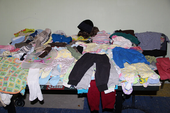 Вещи,отданные в дар мастерской. Фото: Организация многодетных семей Кондинского района «СОФИЯ».