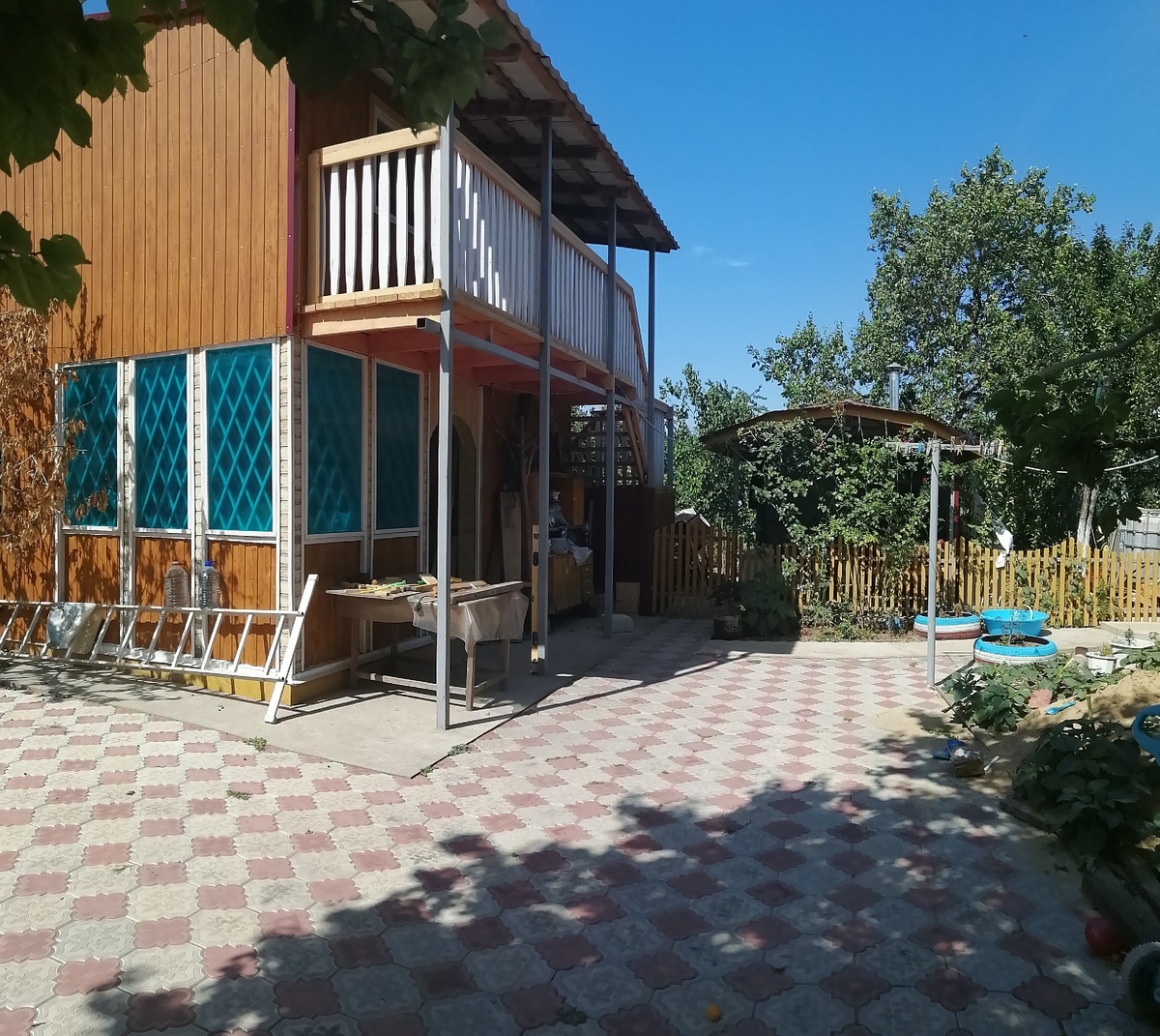 Двухэтажная баня и беседка