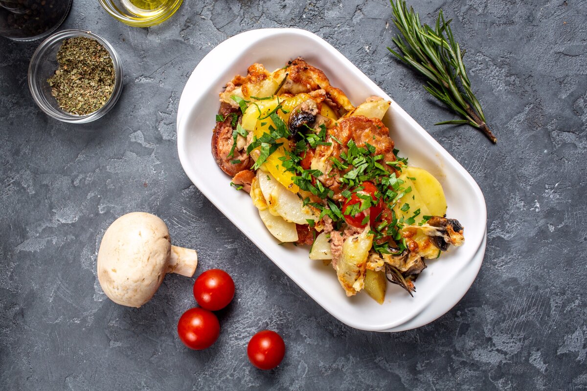 Запеченная ливерная колбаса с овощами