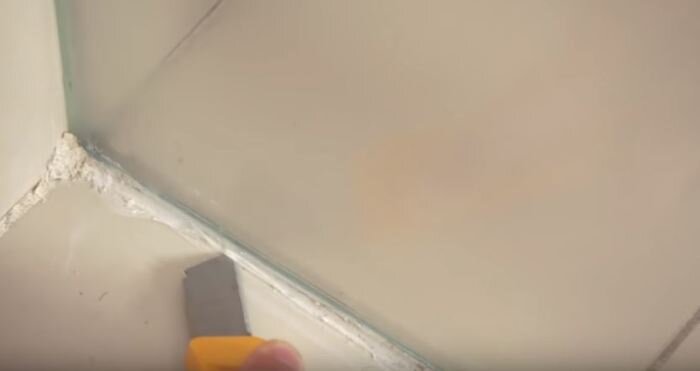 Подрезаем и вытягиваем швы. /Фото: youtube.com.
